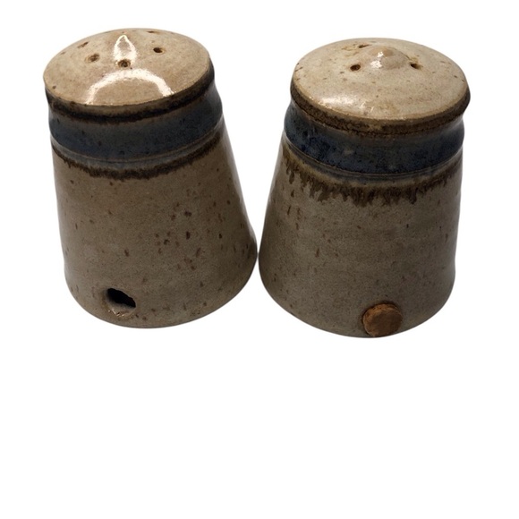 Hand made studio art pottery salt and pepper shaker signed beige and blue - Picture 1 of 4